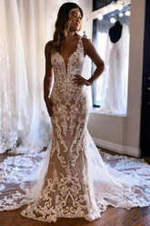 Magnifique robe de mariée sirène longue sans manches, dos nu en dentelle, décolleté en V et traîne.