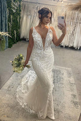 Precioso vestido de novia largo de sirena con escote en V, sin mangas, de encaje y espalda descubierta