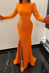 Precioso vestido largo de sirena naranja, de satén, con cuello alto, mangas largas y abertura.