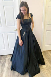 Robe de bal longue noire en satin à manches courtes et coupe trapèze