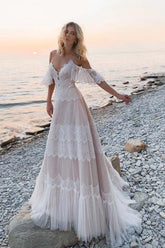 Vestidos de novia bohemios con tirantes, hombros descubiertos y encaje encantador para la playa WD557