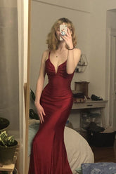 Robe de bal longue sirène bordeaux en satin, col V et fines bretelles spaghetti