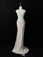 Vestido de fiesta blanco brillante con tirantes finos, lentejuelas, corte sirena, abertura y borlas Y8648