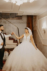 Vestido de novia largo hasta el suelo, color marfil, con mangas casquillo y corte princesa.