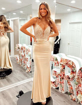 Vestido de fiesta de satén con tirantes finos estilo sirena