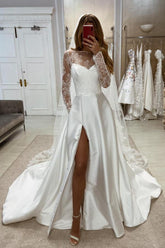 Robe de mariée longue et élégante en satin blanc fendue, coupe trapèze et manches longues
