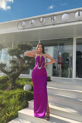 Vestido de fiesta largo de sirena con tirantes, adornado con pedrería y abertura, con un encantador detalle hasta el suelo.