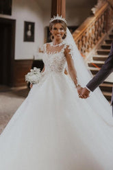 Robe de mariée longue blanche chic en tulle et dentelle, coupe trapèze, manches longues