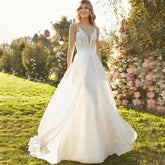 Vestido de novia de gasa y encaje, escote en V profundo, corte en A, sin mangas, estilo bohemio, con botones, espalda descubierta, hecho a medida.