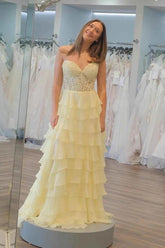 Robes de bal trapèze à décolleté cœur, ornées d'appliqués de dentelle et de volants