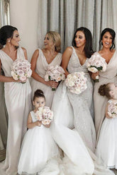 Vestidos de dama de honor de gasa, corte tubo, escote en V, sin mangas y con abertura lateral.