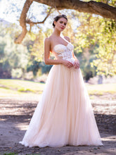 Vestido largo de tul con apliques de corsé