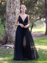 Robe de bal en tulle à décolleté plongeant et traîne.