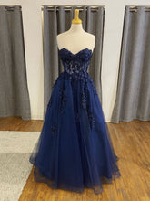 Robe de bal longue bleu marine en tulle et dentelle dos nu, coupe trapèze, dos nu