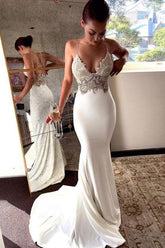 Vestido de novia de sirena con escote en V profundo, tirantes finos y espalda descubierta WD586