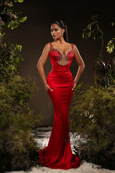 Robe de bal sirène en satin rouge à épaules dénudées et sans manches avec strass