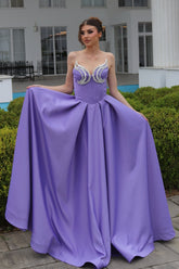 Robe de bal élégante en satin violet, coupe trapèze, décolleté en cœur, sans manches, à volants