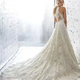 Robe de soirée beige élégante avec dos nu en dentelle, coupe trapèze, sans manches, découpe et traîne, longueur au sol, pour femme