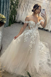 Elegante vestido de novia largo de corte A con escote corazón, hombros descubiertos y apliques brillantes