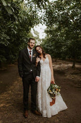 Vestidos de novia elegantes con tirantes aplicados, escote en V, espalda descubierta y corte en A WD552