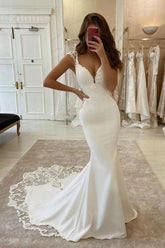 Elegante vestido de novia de satén con escote en V, manga corta y corte sirena, con apliques de encaje WD587