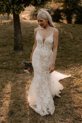 Elegantes vestidos de novia largos de encaje con escote en V estilo sirena y apliques WD694