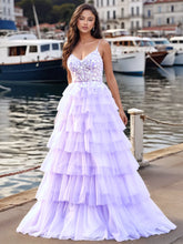 Robe de bal en tulle à volants et fines bretelles spaghetti brodées de dentelle