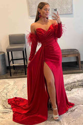 Vestido rojo de gala plisado con escote corazón y mangas desmontables
