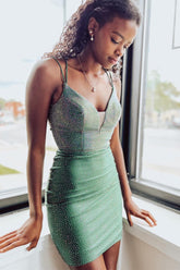 Vestido ajustado de satén con escote en V profundo, cordones y cuentas, ideal para fiestas de bienvenida.