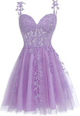 Vestido corto de fiesta de bienvenida de tul floral morado con apliques de encaje y pedrería Y857