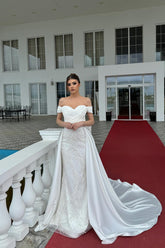 Fabulosos vestidos de novia blancos de encaje con apliques, corte en A, hombros descubiertos y sin mangas.