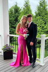 Superbe robe de bal rose en satin à fines bretelles et sans manches avec appliques et fente sur le devant