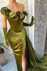 Vestido de fiesta verde de un solo hombro, sin tirantes, con volantes y abertura.