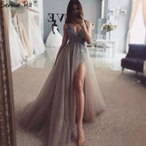 En oferta, sin devoluciones ni reembolsos. Vestido de noche gris sin espalda, corte A, escote en V, sin mangas, con pedrería y diamantes. Diseño sexy 2025 LA70168