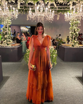 Vestido largo de noche elegante color naranja con escote en V, ideal para invitadas de boda Y5065