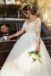 Vestido de novia princesa de encaje con escote en V y mangas cortas