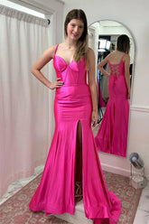 Vestido largo de fiesta de satén rosa fucsia con tirantes de sirena y abertura