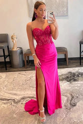 Robe de bal sirène en satin sans bretelles avec applications de dentelle et fente