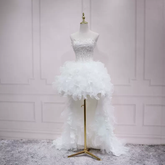 Vestido blanco asimétrico para baile de bienvenida. Encantador vestido para baile de bienvenida talla 36