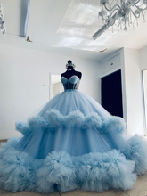 Robe de bal extra bouffante bleue en tulle à volants et décolleté cœur Y4527