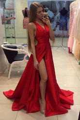 Robe de bal longue rouge simple, coupe trapèze, décolleté en V, fente latérale et traîne.