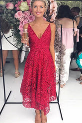 Robe de demoiselle d'honneur rouge simple en dentelle, coupe trapèze, décolleté en V profond et fines bretelles spaghetti