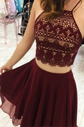 Robe de bal deux pièces bordeaux à bretelles spaghetti et coupe trapèze, sans manches