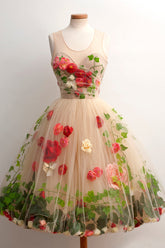 Robe de bal trapèze à décolleté rond et longueur genou ornée de fleurs rouges