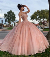 Vestido de quinceañera rosa con hombros descubiertos y apliques de encaje Y2734