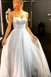 Robe de bal longue bleu ciel scintillante, coupe trapèze, dos nu