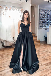 Robe de bal longue en satin noir à fines bretelles, simple et élégante.