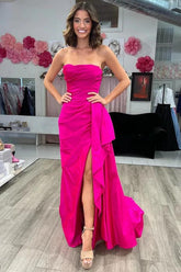 Robe de bal fourreau bustier en satin magenta froncée avec traîne.