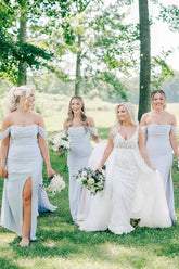 Vestido largo de dama de honor azul claro plisado con hombros descubiertos y abertura BD142