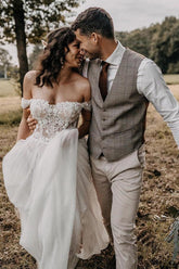 Vestidos de novia corte A con hombros descubiertos, cuentas y apliques de encaje WD589